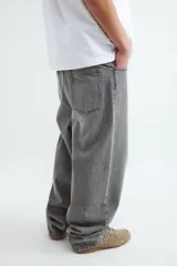 Jean de corte baggy con silueta holgada y relajada. Presenta diseño de cinco bolsillos, cintura con trabillas y cierre frontal con botón y cremallera. Confeccionado en denim de tono gris medio con acabado lavado.
