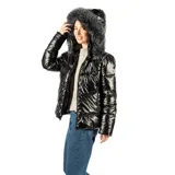 Campera puffer negra de acabado brillante, con cierre frontal, bolsillos laterales y capucha con borde de piel sintética.
