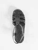 Sandalia tipo cangrejera de PVC color rojo, con diseño de tiras entrelazadas y cierre de hebilla en el tobillo.