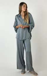 Pantalón palazzo gris con cintura alta y corte amplio.