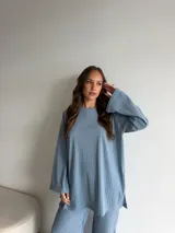 Buzo de punto morley blanco, de diseño holgado, manga larga amplia y cuello redondo.