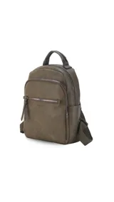 Mochila urbana color beige de símil cuero, con dos bolsillos frontales, bolsillo principal de gran capacidad con dos bolsillos internos con cierre y uno abierto, bolsillos laterales abiertos, asa de mano y correas regulables en galón.