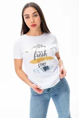 Remera blanca con estampado de pinceladas doradas, plateadas y negras, con la frase 'every day is a fresh start'.