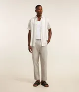 Pantalón masculino relaxed fit confeccionado en oxford de algodón, color beige, con trabillas en la cintura y cordón ajustable con lazo. Cuenta con bolsillos delanteros y traseros.