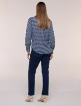 Camisa de rayón con estampado geométrico en azul y blanco, de manga larga con puños anchos abotonados y cuello camisero tradicional.