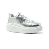 Championes dorados con plataforma blanca, cordones blancos y logo de la marca en el lateral.