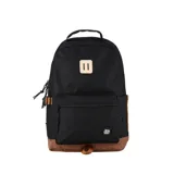 Mochila urbana de diseño bicolor en negro y marrón, con compartimento principal amplio, bolsillo frontal con cierre, bolsillos laterales porta botellas y parche decorativo en el frente.