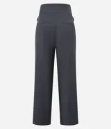 Pantalón de vestir negro, de corte wide leg, con cintura alta, bolsillos laterales y traseros.