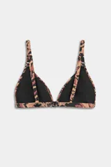 Top de bikini triangular con estampado animal print abstracto en tonos beige, negro y marrón, con breteles regulables.
