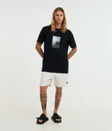 Bermuda masculina de color blanco de la marca Blue Steel, confeccionada en poliéster con poliamida. Posee bolsillos y una pequeña etiqueta gomosa en el dobladillo.