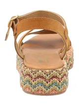 Sandalias de plataforma RKF modelo Clavel, con tiras de cuero en color tostado, suela de rafia trenzada con patrón en zigzag multicolor y tira ajustable en el talón con hebilla metálica dorada.