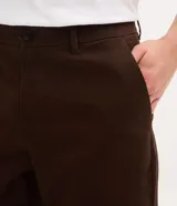 Pantalón de corte recto para hombre, color marrón, confeccionado en sarga. Cuenta con cintura con trabillas, cierre frontal tradicional y bolsillos laterales y traseros.