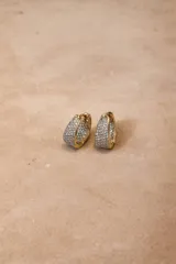 Aros tipo argolla con base metálica dorada e incrustaciones de cristales negros en toda su superficie frontal.