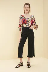 Top corto de viscosa con estampado floral, escote en V, mangas 3/4 con puños elastizados y ruedo trasero elastizado.