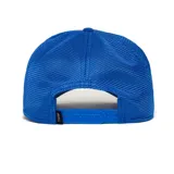 Gorra tipo trucker color bordó con panel frontal estructurado, malla trasera y visera curva con costuras decorativas. Presenta un aplique metálico con logo en el frente.