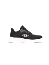 Championes deportivos Umbro modelo Rocky, color negro con suela blanca y logo de la marca en tono claro en el lateral. Confeccionados en tejido de malla transpirable con refuerzos sintéticos.