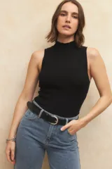 Top tejido de punto color coral, de cuello alto y sin mangas, corte ajustado.