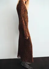 Vestido largo de viscosa con estampado animal print de leopardo, cuello en V con lazo ajustable, mangas largas y forro interior.