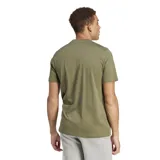 Remera Adidas color verde militar con logo Adidas Badge of Sport estampado en camuflado.