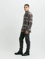 Camisa de franela de manga larga con estampado de cuadros escoceses, cuello button-down y cierre frontal con botones.