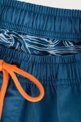 Short de baño azul con cordón naranja en la cintura.
