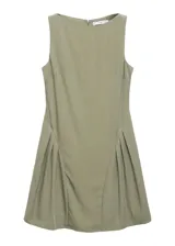 Vestido corto de corte recto en color verde oliva, con cuello barco y diseño sin mangas. Presenta un detalle de pliegues laterales en la cintura y cierre de cremallera en la parte posterior.