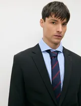 Ambo slim fit negro confeccionado en tejido tecnológico elastizado, compuesto por blazer estructurado y pantalón de vestir de corte recto.