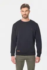 Buzo de felpa color borgoña con cuello redondo, manga larga, bolsillo tipo canguro y logo bordado en el pecho.