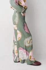 Pantalon de corte wide leg y tiro alto, color rosado con estampado de motivos deportivos como pelotas de fútbol y raquetas de tenis. Cuenta con cierre frontal con botón y bolsillos laterales.