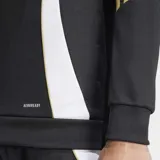 Campera deportiva de entrenamiento negra con cierre frontal y cuello alto. Presenta tres franjas doradas en las mangas y paneles laterales blancos. Lleva el logo de Adidas y el logo de Messi en dorado en el pecho.