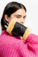 Mitones de cuero negro con borde de corderito color crema.