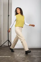 Jean tiro alto de algodón denim color beige, con cuatro bolsillos, cierre de botón y diseño de pierna ancha y recta.