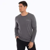 Remera de manga larga Merrell modelo Misuri, color gris melange, con cuello redondo y logo de la marca estampado en el pecho. Confeccionada con tecnología Swiftdry para absorción de humedad.