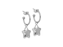 Par de aros tipo argolla plateados con cierre de presión, de los cuales cuelga un dije tridimensional con forma de estrella.