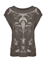 Remera sin mangas de tejido calado tipo crochet, color marrón, con escote redondo y diseño floral.