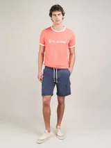 Bermuda de hombre color azul marino, corte regular fit, con cintura elástica ajustable con cordón, bolsillos laterales tipo cargo y confeccionada en algodón.