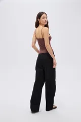 Pantalón jean negro de tiro alto con diseño a rayas y corte baggy de pernera ancha.