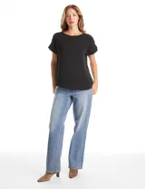 Blusa de crepe color blanco, con cuello redondo a la base y mangas cortas con detalle de presilla y botón.