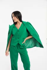 Blazer verde esmeralda de corte clásico con solapas y cierre con botones.