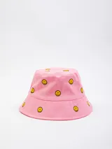 Gorro tipo bucket color rosa con estampado de caritas sonrientes amarillas.