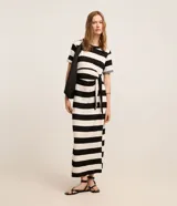 Vestido midi de viscosa Marfinno con estampa de rayas horizontales en blanco y negro, cuello redondo, mangas cortas y lazo lateral en la cintura.