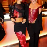 Pollera negra de microtul con elástico en la cintura y pollera negra opaca incluida.