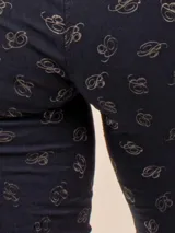 Pantalón de montar azul marino con estampado de hojas, tiro alto y detalles antideslizantes en la zona trasera y entrepierna.