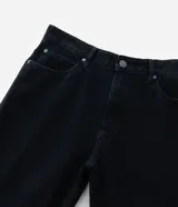 Pantalón de corte recto confeccionado en denim de algodón, con cintura tradicional y cierre de cremallera. Presenta un lavado oscuro que aporta un estilo versátil y urbano.