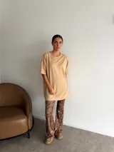 Pantalón de corte oxford con estampado animal print de leopardo, confeccionado en algodón.