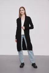 Saco largo abierto de viscosa, con mangas largas y diseño holgado.