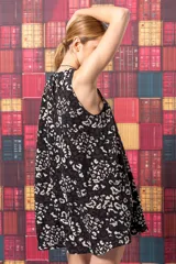 Vestido corto negro con estampado animal print en blanco y marrón, corte recto y sin mangas.