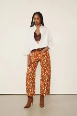 Pantalón ancho de algodón de tiro medio, con estampado animal print tipo ciervo en tonos tostado y blanco, diseño de cinco bolsillos y corte recto.