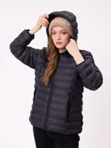 Campera acolchada tipo puffer color negro, con capucha, cierre frontal y bolsillos laterales con cierre. Presenta un diseño de costuras horizontales y logo de la marca en el pecho.
