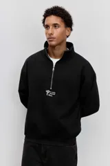 Buzo de cuello alto con cierre frontal parcial, de corte holgado y diseño minimalista con pequeño estampado central en el pecho.